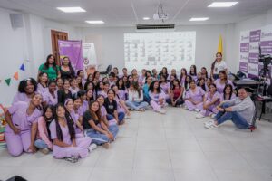 La implementación de clases espejo responde a los lineamientos de internacionalización en casa definidos en el Decreto 1330 del Ministerio de Educación Nacional.