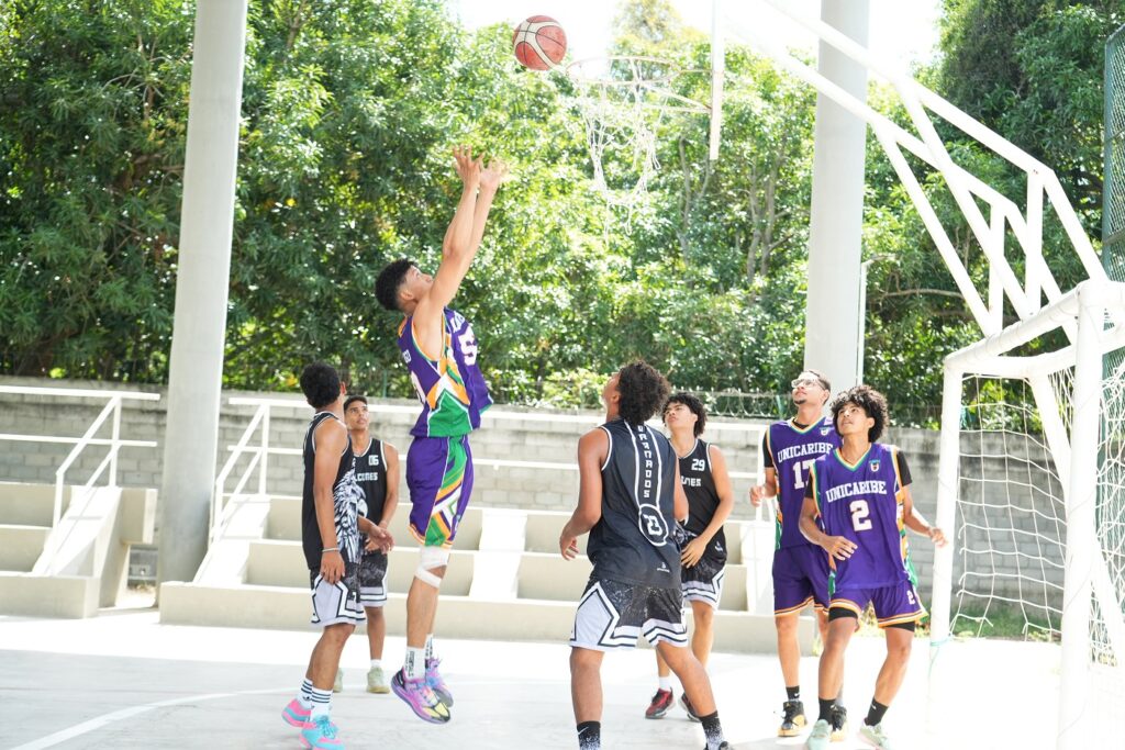 Unicaribe y el club Halcones disputaron encuentro amistoso de baloncesto en el Campus Costa Verde