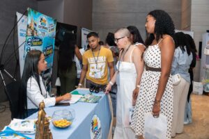 Representación del programa Técnica Profesional en Operación Turística y Hotelera de la Institución Universitaria del Caribe (Unicaribe).