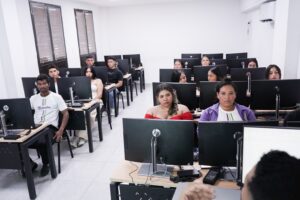 Durante la actividad, los universitarios asistieron a la conferencia «El rol del administrador de agronegocios en tiempos de la Inteligencia Artificial» y desarrollaron la sesión presencial del curso Competencias Digitales Informacionales.