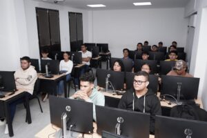 Masterclass internacional sobre gestión de costos de proyectos dirigida a estudiantes del programa de Ingeniería Informática.