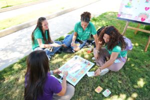 La programación incluyó la «Galería Reflexiva» en la biblioteca, talleres de arteterapia en las zonas verdes y una estación orientada al fortalecimiento de la autoestima.