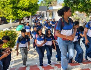 Durante el recorrido por las diferentes dependencias, los futuros bachilleres participaron en una jornada de orientación vocacional orientada por el equipo profesional de la Sede.