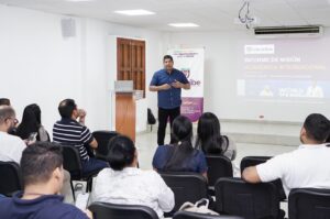decano de la Facultad de Ciencias Económicas, Administrativas y Contables, Edwin Guerrero Utria.